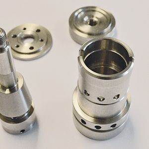 ... sowie Konus, Konushülse und Lagerplatte. Alles medizintechnische Komponenten, die Kurt Grützmann Feinmechanik für Dräger Medical fertigt.