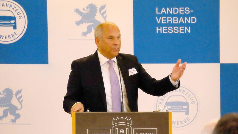 Würdigung vom Bundesland Hessen, Justizminister Prof. Dr. Roman Posek sagte: „Das Kfz-Gewerbe ist ein wichtiger Wirtschaftsfaktor im Land.“ (Bild: Zietz – VCG)