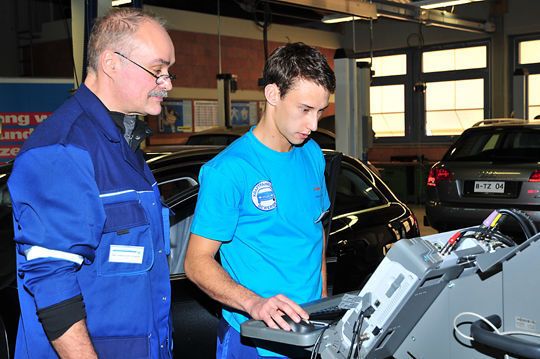 Thiemo Stechel aus Berlin bei der schwersten Aufgabe, die in englischer Sprache zu lösen war: Fehlersuche im CAN-Datenbus. (Schmidt)