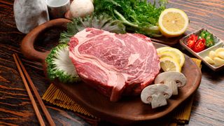 Deutsche essen weiterhin gerne Fleisch. Besonders beliebt sind Schwein und Geflügel. (Bild: frei lizenziert)