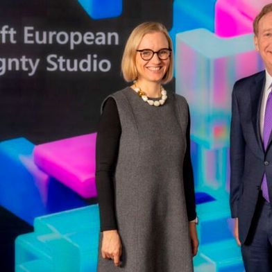 Souveränität als Spektrum: (v.l.) Agnes Heftberger (CEO Microsoft Deutschland & Österreich) und Brad Smith (Vice Chair und President, Microsoft) bei der Eröffnung des ersten „European Sovereignty & Digital Resilience Studios“ in München. (Bild: @alexschelbertphotography)