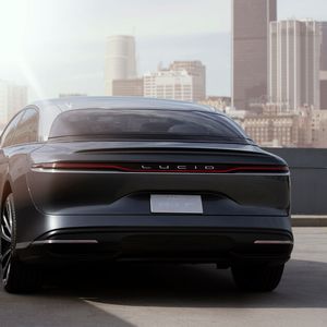 Der mit 130 kWh sehr groß dimensionierte Akku soll Energie für 830 Kilometer Reichweite speichern können.(Bild:  Lucid Motors)