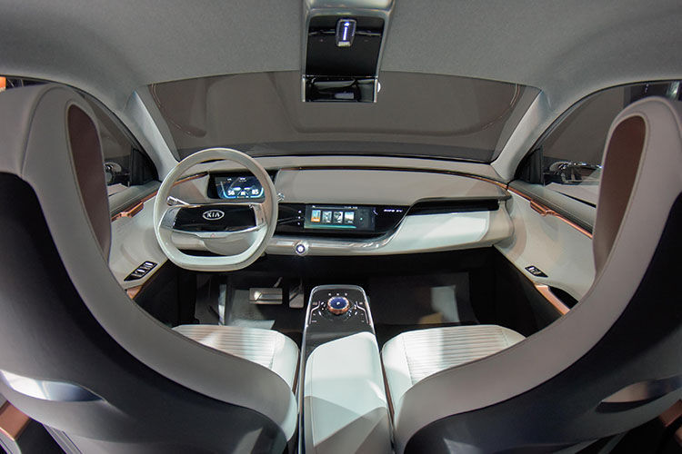 So stellt sich Kia das Cockpit ihrer zukünftigen Fahrzeuge vor. Im Innenraum nutzt Kia eine Gesichts- und Spracherkennung, um den Fahrer zu identifizieren und das Infotainment entsprechend zu programmieren. (Kia)