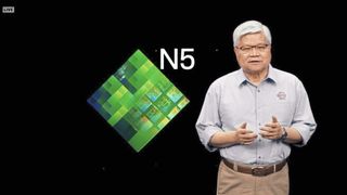 C.C. Wei, CEO von TSMC, bei der Vorstellung der Umsatzzahlen fürs erste Quartal. 2022 soll wie geplant die Fertigung im N3-Prozess anlaufen, 2024 soll die Risikoproduktion im H2-Prozess folgen.  (Bild: TSMC)
