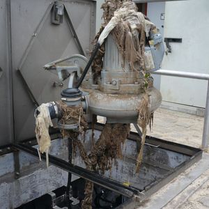 Verzopfte Abwasserpumpen müssen aufwändig von Hand gesäubert werden. (Bild:  MWA)