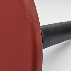 Mit antimikrobieller PU-Textilbeschichtung bezogene Armlehne, basierend auf der INSQIN- und AGXX-Technologie. (Bild:  Covestro)