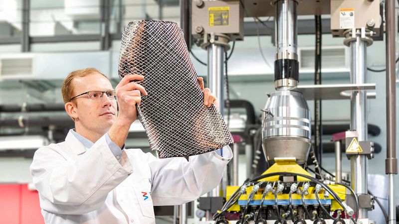 Carbonfasern lassen sich recyceln. Um die Akzeptanz des wiederverwendeten Materials am Markt zu steigern, untersucht die BAM die Performance des Materials.
