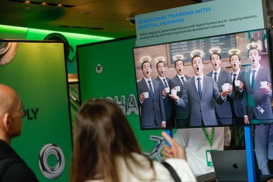 Neue Formen der Wissensvermittlung mithilfe von KI-basierten Systemen:  „Digital Humans“ und KI-gestützte Lernplattformen sorgen für personalisierte Trainingsszenarien.(Bild:  © Sandra Eckhardt & Sonja Herpich)