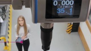 Einfache Bedienung des Messgerätes auch an unzugänglichen Stellen dank Bluetooth und Smart Blue App. (Endress+Hauser)