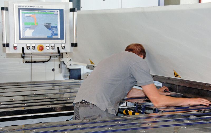 Außer den mechanischen Qualitäten der SPB Evolution UD (SPB = ServoPowerBend) ist für die Präzision und hohe Wiederholgenauigkeit der Schwenkbiegemaschine die Steuerung POS 3000 entscheidend. (Bild: Schröder)