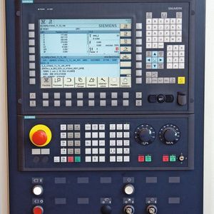 Bild 2: Mit der Sinumerik 840D sl steht die Premium-CNC von Siemens zur Verfügung, die sich durch hohe Leistungsfähigkeit im Hinblick auf die schnelle Satzbearbeitung auszeichnet. 