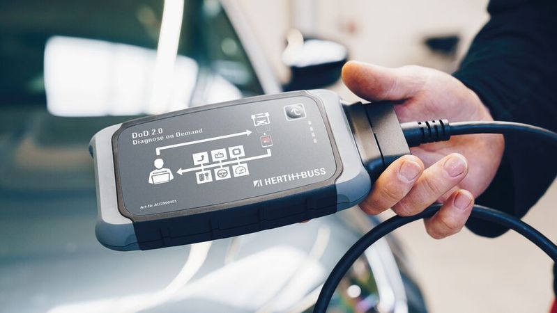 Messebesuchern demonstriert Herth+Buss unter anderem das Fernwartungstool „Diagnose on Demand“ (DoD), das Werkstätten bei Diagnosearbeiten auch auf Herstellerportalen unterstützt. (Bild:  Herth+Buss)