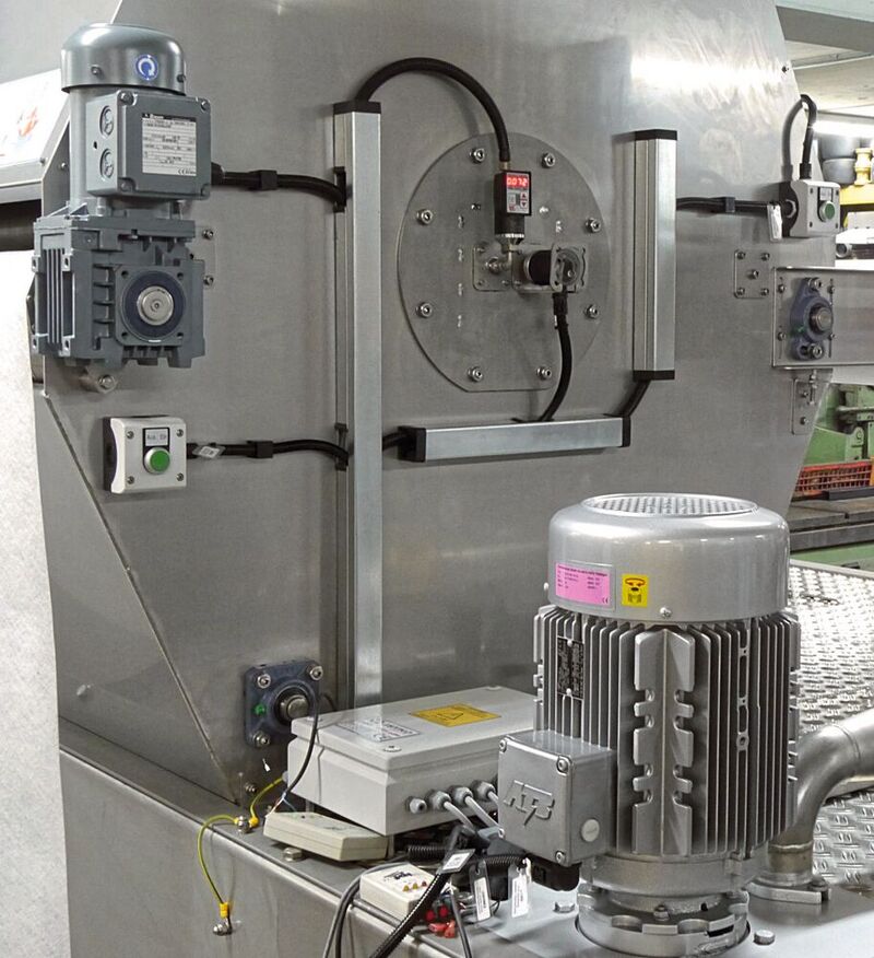 Ein Hersteller von Filteranlagen zur Aufbereitung von technischen Flüssigkeiten nutzt die analogen Signale der Drucksensoren parallel zur kontinuierlichen Staudruckmessung für die Füllstandsmessung zur permanenten Regelung eines Pumpenantriebs.