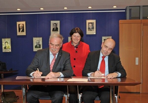 Bei der Unterzeichnung des Kooperationsvertrags (von links): Rektor Prof. Dr. Karl-Heinz Meisel, Cornelia Petzold-Schick, Oberbürgermeisterin der Stadt Bruchsal, und Johann Soder, Geschäftsführer Technik der SEW-EURODRIVE (Bild: Geyer/Christ)