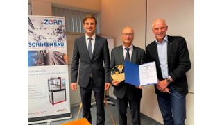 Zeno Danner, Landrat Landkreis Konstanz, Martin Zeiher, Geschäftsführer Zorn Maschinenbau GmbH, Hermann Püthe, Gesellschafter Zorn Maschinenbau GmbH, bei der Preisübergabe im Rahmen der Unternehmensbesichtigung. (Bild: Zorn Maschinenbau GmbH)