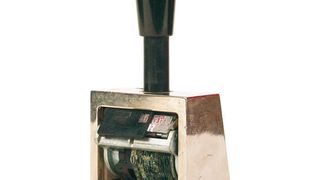 Abstempeln und weiterreichen: Nach Eingang der Rechnungen beim Abnehmer gehen die Daten an den Factor weiter, der die Forderungen begleicht. Bild: MM-Archiv (Archiv: Vogel Business Media)