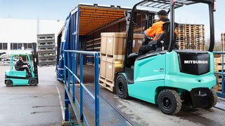 Der „Edia EX“ im Einsatz: Der neue 80-V-Stapler bringt sowohl innen als auch außen immer volle Leistung. (Bild: Mitsubishi)
