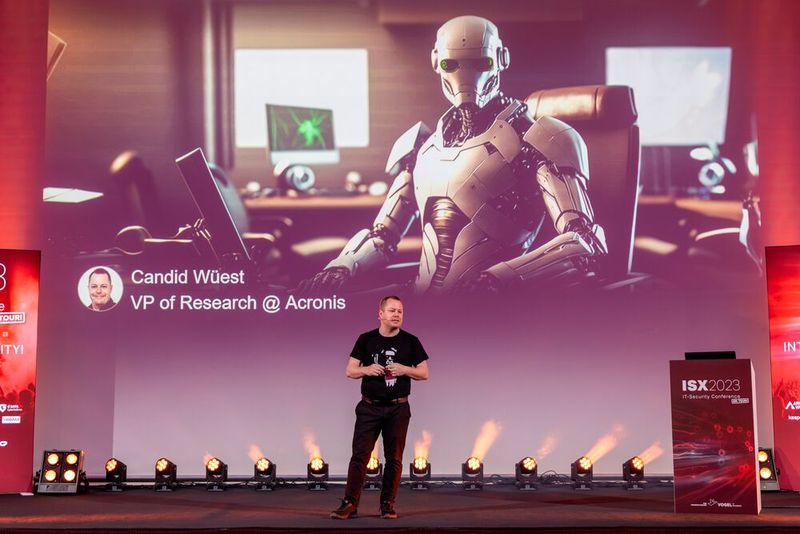 Candid Wüest, VP Research bei Acronis, eröffnete die ISX mit seiner Keynote zu den Trendthemen KI, ChatGPT und die „Terminator Ransomware“. (Bild: Vogel IT-Akademie)