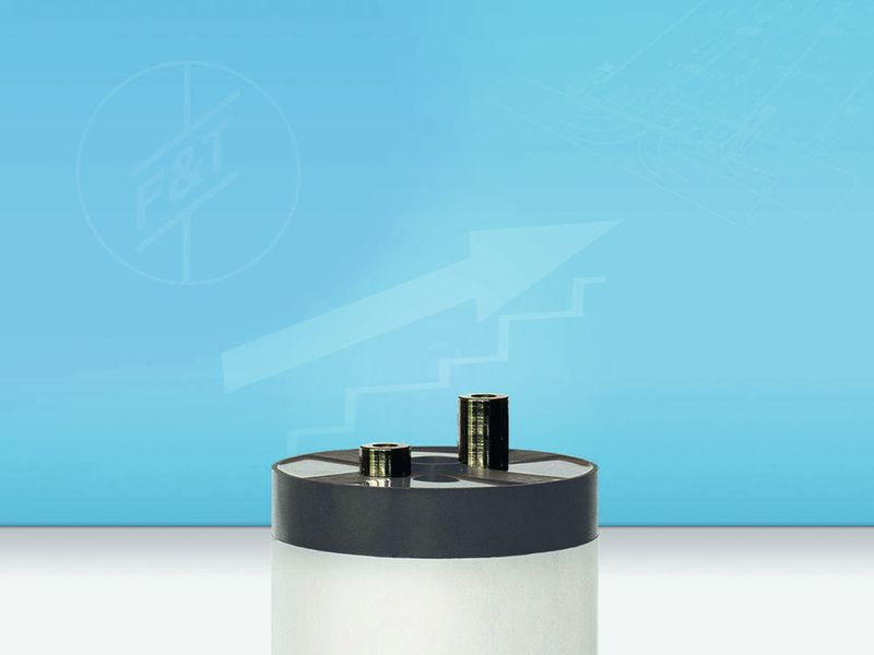 Praktisch: FTCAP entwickelte u.a. die sogenannten Energy Caps – Kondensatoren mit unterschiedlich hohen Terminals, welche die Montage auf Busbars erleichtern, weil keine zusätzliche Distanzscheibe benötigt wird. (FTCAP)