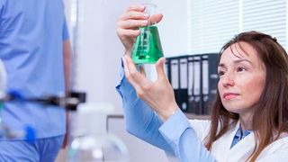 Fachkräfte sind insbesondere in der chemischen Industrie gesuchte Spezialisten: Ein Digitales Onboarding kann neue Mitarbeiter effizient in bestehende Strukturen integrieren (Bild: frei lizenziert)