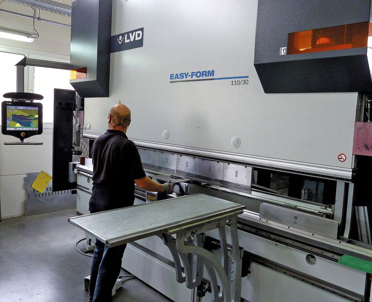 Die zweite Anlage, in die Texpa investierte, ist eine LVD-Abkantpresse vom Typ PPEB 110/3050. Diese ist mit dem Laser-System Easy-Form von LVD ausgestattet. (Bild: Kuhn)
