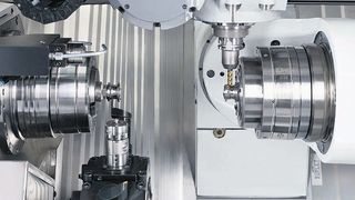 Halbierte Durchlaufzeiten und damit doppelte Produktivität in der Stangenbearbeitung: Bei der FZ08 MT ist zeitgleiches Drehen und Fräsen möglich. (Bild: Chiron)