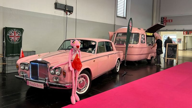 Rolls-Royce Silver Shadow I mit Verkaufsanhänger in gleicher Farbgebung, vermutlich inspiriert vom rosaroten Panther im Vordergrund. (Bild: Diehl – VCG)
