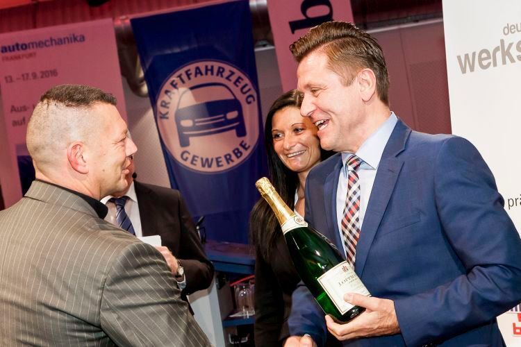 ZDK-Vizepräsident Wilhelm Hülsdonk (re.) übergab die Preise an die Gewinner – hier an Senta und Markus Stegmann. (Foto: Bausewein)