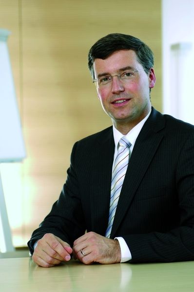 DaimlerChrysler-Vertriebsvorstand Reinhard Loose: „Jeder zweite Gebrauchtwagenkäufer hat sich für unsere Gebrauchtwagenaktionswochen entschieden. Für jeden dritten war dieses Angebot sogar ausschlaggebend, ein DaimlerChrysler-Fahrzeug zu erwerben.“ (Archiv: Vogel Business Media)