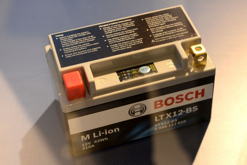 2016 war der Preisträger in der Kategorie Parts & Components die Lithium-Eisenphosphat-Starterbatterie für Motorräder von Bosch.  (Bild: Mack/»kfz-betrieb«)