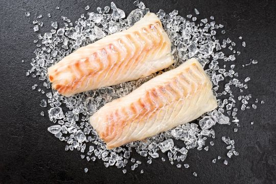 Der Verzehr von Fischfilet könnte für Menschen auch dann unbedenklich sein, wenn Fische in ihrem Leben einer extremen Mikroplastikverschmutzung ausgesetzt waren. (Symbolbild) Der Verzehr von Fischfilet könnte für Menschen auch dann unbedenklich sein, wenn Fische in ihrem Leben einer extremen Mikroplastikverschmutzung ausgesetzt waren. (Symbolbild)