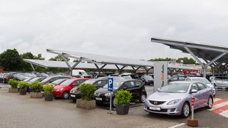 Ein Beispiel für nachhaltiges Handeln: Mit einer Fotovoltaikanlage können Autohäuser ihre Klimabilanz verbessern und nachhaltig wirtschaften. (Bild: Fotovoltaikanlage Gebrauchtwagengelände Minrath Moers.jpg / Autohaus Minrath / CC BY-SA 3.0)