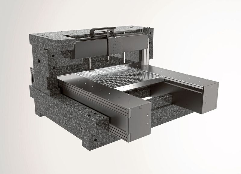 Luftlager-Portalsystem mit integriertem Linearencoder für die Kontrolle großer, schwerer Paneele nach dem Laserschneiden. (Bild: Steinmeyer Mechatronik)