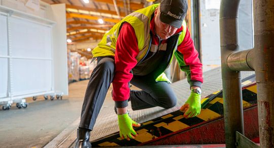 Gute Schädlingsbekämpfung setzt früh an: mit dem Aussperren der Tiere durch das Abdichten typischer Einfallstore.(Bild:  Rentokil Initial)