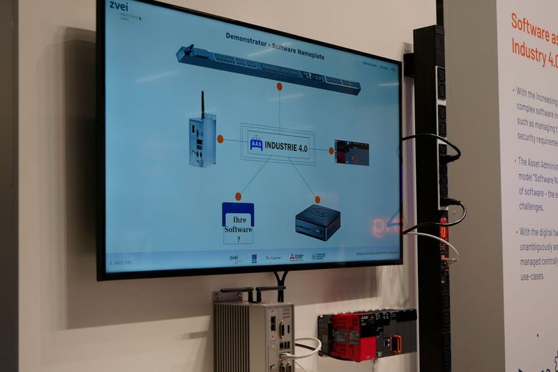 Der ZVEI zeigte einen neuen Demonstrator. Dabei handelt es sich um eine Art digitalen Zwilling für Software. So müssen sich Anlagenbetreiber nicht länger auf einzelne Geräte aufschalten, um etwa die Softwareversion zu prüfen, sondern können mit wenigen Klicks alle Geräte einer Anlage mit der jeweiligen Software übersichtlich aufgelistet bekommen. Bisher sind die Hersteller Hilscher, Mitsubishi und Rittal an dem Projekt beteiligt. In Zukunft sollen noch mehr Details angezeigt werden und noch mehr Hersteller dem Projekt beitreten.  (Bild: Sandro Kipar/VCG)