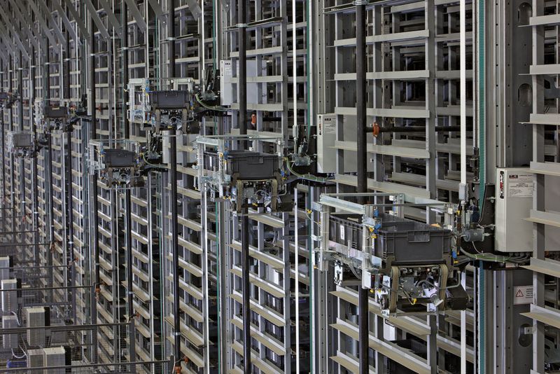 Im Distributionszentrum von Fastenal in Indianapolis bedienen 12 mit doppelt-tiefem Kombiteleskop ausgestattete Regalbediengeräte des Typs „Mustang“ die 126.000 Behälterplätze des automatischen Kleinteilelagers. Bild: TGW (Archiv: Vogel Business Media)