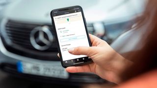 Durch die Zusammenarbeit mit BP kann die Digital Charging Solutions GmbH ihren Kunden Zugang zu weiteren 8.700 Ladepunkten gewähren.  (Daimler Mobility)
