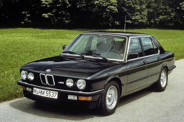Der neue Vierventil-Sechszylinder im BMW M5 katapultierte den Viertürer in der neuen Supersportwagenzeit von 6,5 Sekunden aus dem Stand auf Tempo 100. (Foto: BMW)
