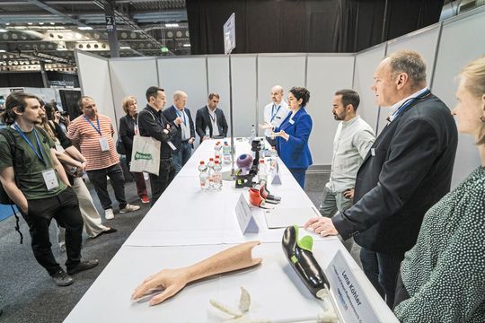 Mit dem noch enger verwobenen Veranstaltungskonzept aus Ausstellung, Fachkongress und Networking zeigt die «rapid.tech 3D», wie Innovationen aus der Forschung in reale Anwendungen überführt werden und wie die Vorteile additiver Technologien noch besser nutzbar gemacht werden können.(Bild:  Christian Seeling)