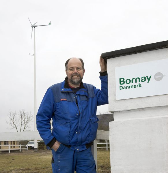 Aksel Sixhøj, der dänische Distributor für Bornay Windenergieanlagen, vor der ersten in Dänemark installierten Windturbine.  (Bild: Sieb & Meyer)