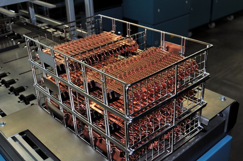 Die Reinigungsanlage R1 hat eine Arbeitskammer, in die drei Warenträger zeitgleich passen. Bei der Anlagenauswahl war sie die einzige, die dieses Kriterium erfüllte. (Bild: Schmidt)