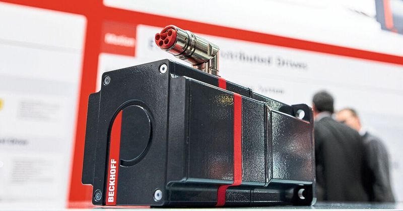 Die Leistungselektronik ist am hinteren Ende der Motorwelle integriert, sodass die Anbaumasse des Servomotors unverändert bleiben. (Beckhoff)
