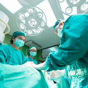 Eine gute Gesundheitsversorgung ist das dritte Ziel. Dadurch soll ein gesundes Leben für alle Menschen jeden Alters gewährleistet und ihr Wohlergehen gefördert werden. (Bild:  gemeinfrei /  Pixabay)