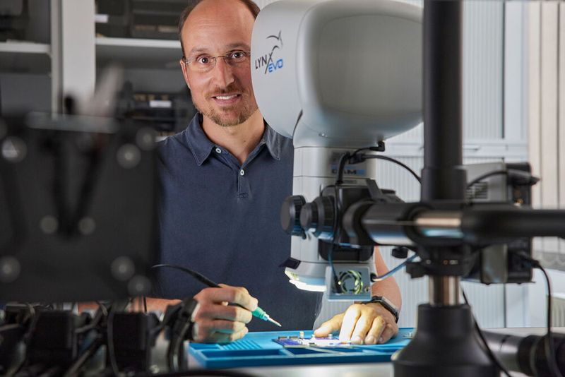 Marvin Tannhäuser hat die Verwendung von elektrischen Geräten sicherer gemacht und wurde dafür in der Kategorie Newcomers ausgezeichnet. Er hat einen Halbleiterschutzschalter entwickelt, dessen Funktionalität mit Software erweitert und angepasst werden kann. Sein Schutzschalter soll zudem 1000-mal schneller abschalten, als herkömmliche Geräte.  (Bild: ©Enno Kapitza)