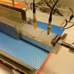 Laboraufbau der elektrochemischen Zelle mit zwei  Elektroden zur  Messung des  Nanoporen-Stroms(Bild:  TU Darmstadt)