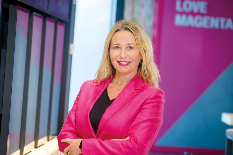 Elke Anderl, Geschäftsführerin Vertrieb bei T-Systems, im Gespräch mit IT-BUSINESS über Denkfehler bei KI-Projekten, Physical-AI und ein beeindruckendes Pilotprojekt.(Bild: ©  NORBERT ITTERMANN)
