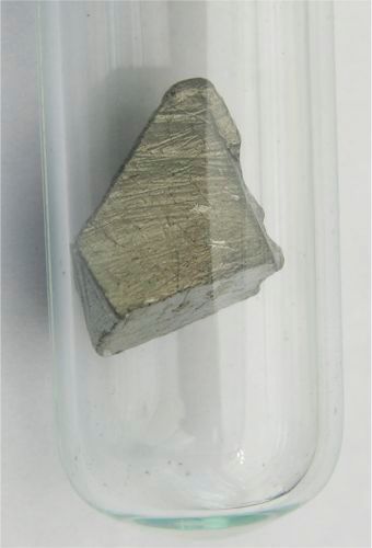 Lanthan mit der Ordnungszahl 57 ist Bestandteil im Mischmetall. Pyrophore Werkstoffe für Zündsteine enthalten 25 bis 45 Gewichtsprozent Lanthan. Die Cobalt-Lanthan-Legierung LaCo5 wird als Magnetwerkstoff, lanthandotiertes Bariumtitanat zur Herstellung von Kaltleitern (temperaturabhängige Widerstände) verwendet. In Verbindung mit Cobalt, Eisen, Mangan, Strontium u. a. dient es als Kathode für Hochtemperatur-Brennstoffzellen (SOFC).  (Bild: Lanthan / Tomihahndorf / CC BY-SA 3.0)