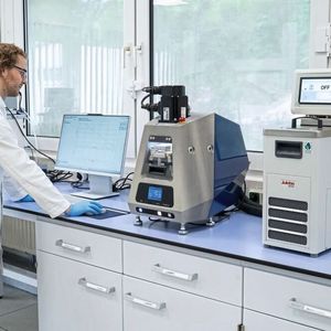 Abb.3: Für die Temperierung mit dem E-Lub Tester gewährleisten die Thermostate aus der MAGIO-Serie einen schnellen Wärmeaustrag für eine stabile Prüfumgebung.(Bild:  JULABO GmbH)