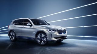 Der BMW Concept iX3: angetrieben von einem 200-kW-E-Motor und dank 70-kWh-Akku mit einer Reichweite von 400 km. (BMW)