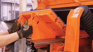 Das Aufpralldämpfungssystem Guardabelt mit Urethan-Balken dämpft in der Ladezone die Aufprallkräfte. (Bilder: Martin Engineering)